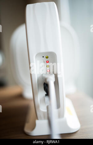 Amburgo, Germania. 07 feb 2019. Un'antenna unità di ricezione con un 5G modem (Accesso Senza Fili Fisso FWA) è su un tavolo durante una conferenza stampa. Poco prima del completamento di una prova dei collegamenti Internet ad alta velocità basati su 5G la tecnologia in Amburgo, Telefónica Germania ha attirato un positivo bilancio provvisorio. Con 5G frequenze in 26 GHz utilizzata per la prima volta in questo test, è possibile navigare in Internet a velocità elevatissime con diversi gigabit al secondo. Credito: Christian Charisius/dpa/Alamy Live News Foto Stock