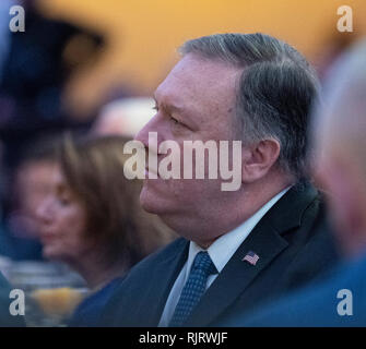 Washington, Stati Uniti d'America. 07 feb 2019. Stati Uniti Segretario di Stato Mike Pompeo assiste il 2019 National Prayer Breakfast presso il Washington Hilton Hotel di Washington DC il giovedì, 7 febbraio 2019. Credito: Chris Kleponis/Piscina via CNP | Utilizzo di credito in tutto il mondo: dpa/Alamy Live News Foto Stock