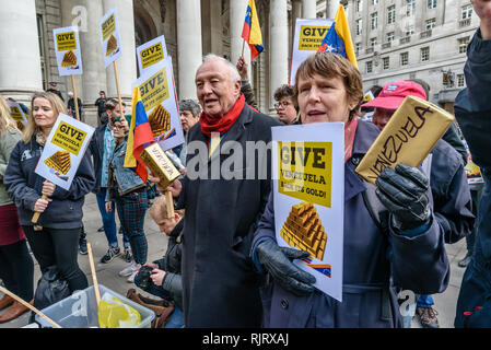 Londra, Regno Unito. 7 febbraio 2019. Ken Livingstone e altri mantenere oro bar presso il picchetto organizzato dal Venezuela Campagna di Solidarietà invita la Banca di Inghilterra per tornare il $1,3 miliardi di euro in oro venezuelano (31 tonnellate) per il governo venezuelano. Opposizione di destra leader Juan Guaido, illegittimamente riconosciuto dal nostro governo come presidente, ha scritto a Theresa può chiamare per i fondi destinati ad essere inviati a lui. Peter Marshall / Alamy Live News Foto Stock