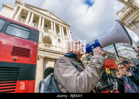 Londra, Regno Unito. 7 febbraio 2019. La manodopera MP Chris Williamson parla al picchetto organizzato dal Venezuela Campagna di solidarietà chiede alla Banca di Inghilterra per tornare il $1,3 miliardi di euro in oro venezuelano (31 tonnellate) per il governo venezuelano. Opposizione di destra leader Juan Guaido, illegittimamente riconosciuto dal nostro governo come presidente, ha scritto a Theresa può chiamare per i fondi destinati ad essere inviati a lui. Peter Marshall / Alamy Live News Foto Stock