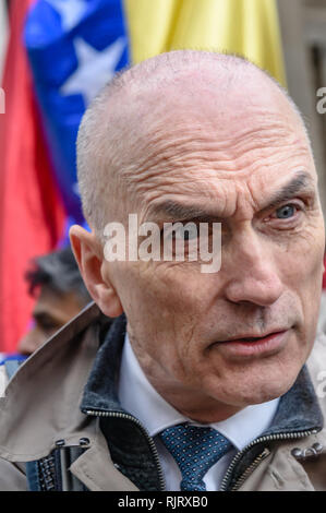 Londra, Regno Unito. 7 febbraio 2019. La manodopera MP Chris Williamson presso il picchetto organizzato dal Venezuela Campagna di solidarietà chiede alla Banca di Inghilterra per tornare il $1,3 miliardi di euro in oro venezuelano (31 tonnellate) per il governo venezuelano. Opposizione di destra leader Juan Guaido, illegittimamente riconosciuto dal nostro governo come presidente, ha scritto a Theresa può chiamare per i fondi destinati ad essere inviati a lui. Peter Marshall / Alamy Live News Foto Stock