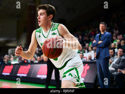 Febbraio 6, 2019: North Dakota Fighting Hawks guard Billy marrone (3) rigidi per il cestello durante una NCAA di pallacanestro degli uomini di gioco tra il North Dakota State Bison e le università del Nord Dakota combattendo i falchi alla Betty Engelstad Sioux Center, Grand Forks, ND. Dall'Universita' Statale del Nord Dakota sconfitto UND 74 a 70. Foto di Russell Hons/CSM Foto Stock