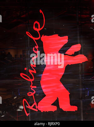 Berlino, Germania. 07 feb 2019. 69Berlinale, Gala di apertura: il logo alla Berlinale Palace per la cerimonia di apertura della Berlinale. Il gala sarà seguita dalla prima mondiale del film "La gentilezza degli sconosciuti". Credito: Christoph Soeder/dpa/Alamy Live News Credito: dpa picture alliance/Alamy Live News Foto Stock