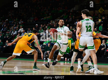 Febbraio 6, 2019: North Dakota Fighting Hawks guard Cortez Seales (15) rigidi per il cestello durante una NCAA di pallacanestro degli uomini di gioco tra il North Dakota State Bison e le università del Nord Dakota combattendo i falchi alla Betty Engelstad Sioux Center, Grand Forks, ND. Dall'Universita' Statale del Nord Dakota sconfitto UND 74 a 70. Foto di Russell Hons/CSM Foto Stock