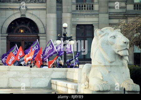 Glasgow, Scotland, Regno Unito. 7 febbraio, 2019. Glasgow donne celebrare la vittoria e i loro sindacati gmb e di Unison celebrare la loro vittoria contro il Consiglio presso la City Chambers in George Square per la parità di retribuzione per le donne. Ora dovranno lasciare il patrimonio pubblico per finanziare i costi di liquidazione. 2019 UK Credit: gerard ferry/Alamy Live News Foto Stock