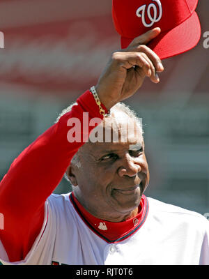 Washington, Distretto di Columbia, Stati Uniti d'America. Xi Apr, 2006. Washington cittadini manager Frank Robinson (20) riconosce le acclamazioni della folla come il suo compagno di squadra apre il 2006 home stagione di baseball a RFK Stadium di Washington il 11 aprile 2006. I cittadini" gli avversari sono il New York Mets. Credito: Arnie Sachs/CNP/ZUMA filo/Alamy Live News Foto Stock