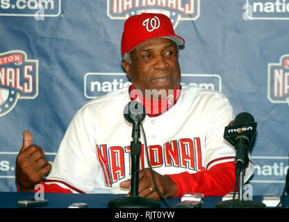 Settembre 30, 2006 - Washington, Distretto di Columbia, Stati Uniti - Washington, D.C. - 30 settembre 2006 -- Washington cittadini Manager Frank Robinson risponde alle domande dopo che il team ha annunciato che non intende ritornare come manager nel 2007 al RFK Stadium di Washington, il 30 settembre 2006. (Credito Immagine: © Ron Sachs/CNP via ZUMA filo) Foto Stock