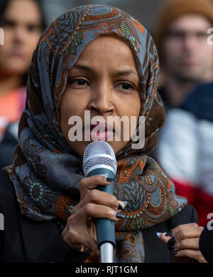 Washington DC, Stati Uniti d'America. 07 feb 2019. Rappresentante Ilhan Omar, democratico del Minnesota, parla nel corso di una conferenza stampa che chiede di porre fine alle detenzioni immigrati lungo il sud degli Stati Uniti border tenutosi al Campidoglio degli Stati Uniti in Washington, DC il 7 febbraio 2019. Credito: Alex Edelman/CNP /MediaPunch Credito: MediaPunch Inc/Alamy Live News Foto Stock