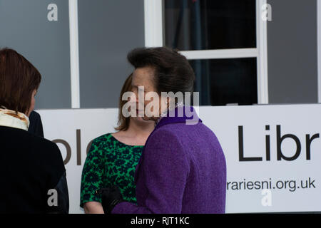 Queen Street Coleraine, Co Londonderry, Irlanda del Nord giovedì 7 febbraio 2019. HRH Principessa Anna frequenta l apertura di Coleraine libreria come parte di un giorno di visita in Irlanda del Nord Credit: Brian Wilkinson/Alamy Live News Foto Stock