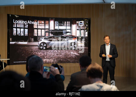 Stoccolma, Svezia. 7 febbraio, 2019. Volvo Cars il presidente e CEO di Hakan Samuelsson parla nel corso di una conferenza stampa tenutasi a Stoccolma, Svezia, 7 febbraio, 2019. Volvo Cars rilasciata giovedì la sua relazione annuale del 2018 che ha visto il suo quinto anno consecutivo di vendite record. Credito: Wei Xuechao/Xinhua/Alamy Live News Foto Stock