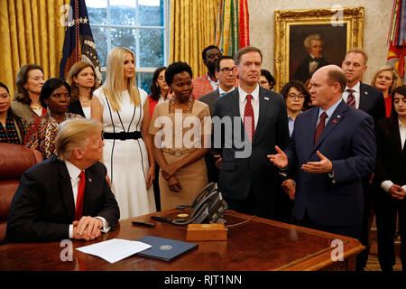 Stati Uniti il senatore Chris Coon (Democratico del Delaware) rende il commento prima di noi Presidente Trump firma la National Security Presidential Memorandum per lanciare il "donne lo sviluppo globale e la prosperità' iniziativa nell'Ufficio Ovale della Casa Bianca di Washington, DC il giovedì, 7 febbraio 2019. In piedi al centro a sinistra in ascolto al senatore Coon è prima figlia e consigliere del Presidente Ivanka Trump. Credito: Martin H. Simon/CNP | Utilizzo di tutto il mondo Foto Stock