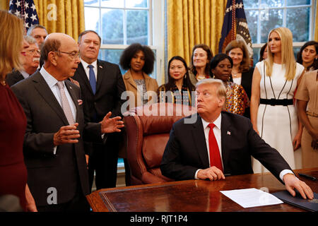 Stati Uniti Segretario di Commercio Wilbur L. Ross, Jr. rende commento prima di noi Presidente Trump firma la National Security Presidential Memorandum per lanciare il "donne lo sviluppo globale e la prosperità' iniziativa nell'Ufficio Ovale della Casa Bianca di Washington, DC il giovedì, 7 febbraio 2019. A destra è la prima figlia e consigliere del Presidente Ivanka Trump. Credito: Martin H. Simon/CNP | Utilizzo di tutto il mondo Foto Stock