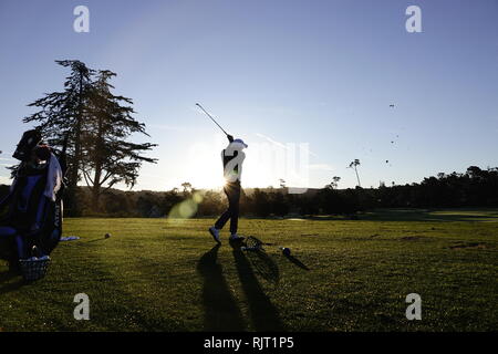 Il 7 febbraio, 2019 della penisola di Monterey Country Club, CA, Stati Uniti d'America Jordasn Spieth riscalda fino al mattino presto Sun per il suo primo round dell'AT&T Pro-Am a Pebble Beach Golf Links Foto Stock