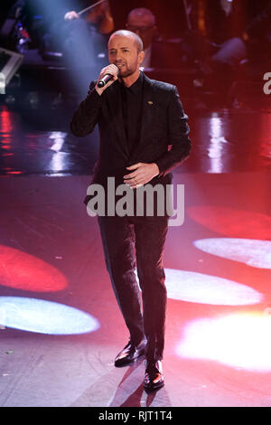 Foto di Matteo Raser/LaPresse 07 Febbraio 2019 Sanremo, Italia Spettacolo Festival di Sanremo 2019, terza serata nella foto: Raf Foto Matteo Raser/LaPresse Febbraio 07th, 2019 Sanremo, Italia Entertainment Festival di Sanremo 2019, terza serata nella foto: Raf Foto Stock