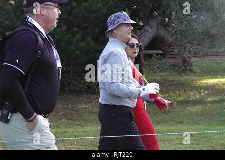 Il 7 febbraio, 2019 della penisola di Monterey Country Club, CA, Stati Uniti d'America tutti preferito di Bill Murray scortato sul secondo foro da un locale proprietario di casa con un 'mattina cocktail durante il primo round di AT&T Pro-Am a Pebble Beach Golf Links Foto Stock