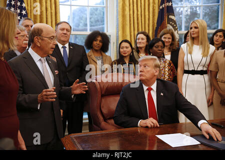 Washington, Distretto di Columbia, Stati Uniti d'America. 7 febbraio, 2019. Stati Uniti Segretario di Commercio Wilbur L. Ross, Jr. rende commento prima di noi Presidente Trump firma la National Security Presidential Memorandum per lanciare il ''Le donne lo sviluppo globale e la prosperità'' iniziativa nell'Ufficio Ovale della Casa Bianca di Washington, DC il giovedì, 7 febbraio 2019. A destra è la prima figlia e consigliere del Presidente Ivanka Trump Credito: Martin H. Simon/CNP/ZUMA filo/Alamy Live News Foto Stock