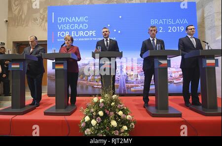 Bratislava, Slovacchia. 7 febbraio, 2019. Primo Ministro ungherese Viktor Orban, il Cancelliere tedesco Angela Merkel, Primo ministro slovacco Peter Pellegrini, Primo Ministro ceco Andrej Babis e il Primo Ministro polacco Mateusz Morawiecki (da L a R) assistere ad una conferenza stampa congiunta alla riunione dei leader di Visegrad quattro (V4) paesi e la Germania a Bratislava, in Slovacchia, Febbraio 7, 2019. Il cancelliere tedesco Angela Merkel ha incontrato a Bratislava i primi ministri di V4 paesi -- Ungheria, Polonia, Repubblica Ceca e Slovacchia il giovedì. Credito: TASR/Martin Baumann/Xinhua/Alamy Live News Foto Stock