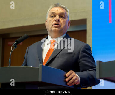 Bratislava, Slovacchia. 7 febbraio, 2019. Primo Ministro ungherese Viktor Orban partecipa a una conferenza stampa congiunta alla riunione dei leader di Visegrad quattro (V4) paesi e la Germania a Bratislava, in Slovacchia, Febbraio 7, 2019. Il cancelliere tedesco Angela Merkel ha incontrato a Bratislava i primi ministri di V4 paesi -- Ungheria, Polonia, Repubblica Ceca e Slovacchia il giovedì. Credito: TASR/Martin Baumann/Xinhua/Alamy Live News Foto Stock