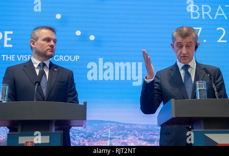 Bratislava, Slovacchia. 7 febbraio, 2019. Primo ministro slovacco Peter Pellegrini (L) e il Primo ministro ceco Andrej Babis partecipare ad una conferenza stampa congiunta alla riunione dei leader di Visegrad quattro (V4) paesi e la Germania a Bratislava, in Slovacchia, Febbraio 7, 2019. Il cancelliere tedesco Angela Merkel ha incontrato a Bratislava i primi ministri di V4 paesi -- Ungheria, Polonia, Repubblica Ceca e Slovacchia il giovedì. Credito: TASR/Martin Baumann/Xinhua/Alamy Live News Foto Stock