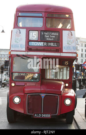 Londra, Regno Unito. 7th febbraio 2019. L'autobus Heritage della Route 15, qui vicino a Trafalgar Square, Londra, smetterà di funzionare a partire dal 2nd marzo 2019, dopo molti anni di servizio. Credit: Joe Kuis / Alamy Live News Foto Stock