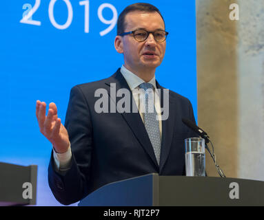 Bratislava, Slovacchia. 7 febbraio, 2019. Il Primo Ministro polacco Mateusz Morawiecki partecipa a una conferenza stampa congiunta alla riunione dei leader di Visegrad quattro (V4) paesi e la Germania a Bratislava, in Slovacchia, Febbraio 7, 2019. Il cancelliere tedesco Angela Merkel ha incontrato a Bratislava i primi ministri di V4 paesi -- Ungheria, Polonia, Repubblica Ceca e Slovacchia il giovedì. Credito: TASR/Martin Baumann/Xinhua/Alamy Live News Foto Stock