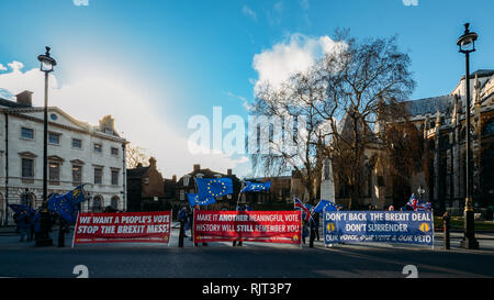 London, Regno Unito - Febbraio 7, 2019: Pro e anti-Brexit manifestanti, Westminster, Londra, UK Credit: Alexandre Rotenberg/Alamy Live News Foto Stock