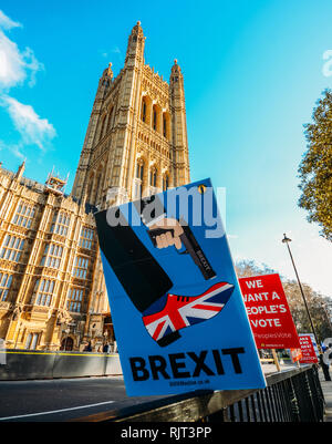 London, Regno Unito - Febbraio 7, 2019: targhetta Anti-Brexit fuori, Westminster, London, Regno Unito raffigurante Brexit come le riprese del regno unito nel piede Credito: Alexandre Rotenberg/Alamy Live News Foto Stock