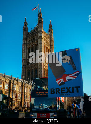 London, Regno Unito - Febbraio 7, 2019: targhetta Anti-Brexit fuori, Westminster, London, Regno Unito raffigurante Brexit come le riprese il Regno Unito in piedi con autobus a due piani dipinto con Unione Jack i colori di sfondo Credito: Alexandre Rotenberg/Alamy Live News Foto Stock