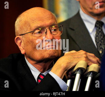 Washington, Stati Uniti d'America. 22 mar 2010. Rappresentante degli Stati Uniti John Dingell (Democratico del Michigan) guarda come il suo compagno di casa leader democratica celebrare il passaggio di parte della riforma sanitaria bill NEGLI STATI UNITI Campidoglio in Washington, DC inizio lunedì mattina, 22 marzo 2010. Credito: Ron Sachs/CNP.(restrizione: NO New York o New Jersey o giornali quotidiani nel raggio di 75 miglia da New York City) | utilizzo del credito in tutto il mondo: dpa/Alamy Live News Foto Stock