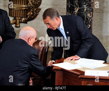 Washington, Stati Uniti d'America. 04 gen, 2011. Stati Uniti House Speaker John Boehner (repubblicano di Ohio), destra, scuote le mani con U.S. Rappresentante John Dingell (Democratico del Michigan), sinistra, dopo Dingell giurò in Boehner all'apertura del Congresso 112NEGLI STATI UNITI Campidoglio in Washington, DC il Mercoledì, 5 gennaio 2011.Credit: Ron Sachs/CNP.(restrizione: NO New York o New Jersey o giornali quotidiani nel raggio di 75 miglia da New York City) | utilizzo del credito in tutto il mondo: dpa/Alamy Live News Foto Stock