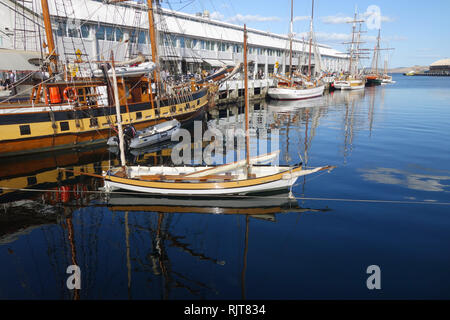 Hobart, Tasmania, Australia, 8 feb 2019. Molte navi storiche tra cui tall ships sono attualmente ormeggiato a Elizabeth St Pier e disponibile per ispezione e gite in barca a vela. Il 2019 Australian Imbarcazione in legno Festival celebra la corrente e storico e della costruzione navale è uno del mondo più attesi eventi marittima. Credito: Suzanne lunghe/Alamy Live News Foto Stock