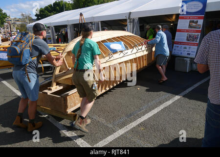 Hobart, Tasmania, Australia, 8 feb 2019. Maestri d'ascia e gli apprendisti spostare dinghy in legno che vengono costruiti a mano, durante il Festival "Undercover in caso di pioggia. Il 2019 Australian Imbarcazione in legno Festival celebra la corrente e storico e della costruzione navale è uno del mondo più attesi eventi marittima. Credito: Suzanne lunghe/Alamy Live News Foto Stock