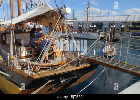 Hobart, Tasmania, Australia, 8 feb 2019. Emozionato i giovani a bordo delle Tall Ship Windeward legato sempre pronta ad accogliere i visitatori. Il 2019 Australian Imbarcazione in legno Festival celebra la corrente e storico e della costruzione navale è uno del mondo più attesi eventi marittima. Credito: Suzanne lunghe/Alamy Live News Foto Stock