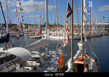 Hobart, Tasmania, Australia, 8 feb 2019. Centinaia di navi in legno si sono riuniti a Constitution Dock tenetevi pronti per i festeggiamenti. Il 2019 Australian Imbarcazione in legno Festival celebra la corrente e storico e della costruzione navale è uno del mondo più attesi eventi marittima. Credito: Suzanne lunghe/Alamy Live News Foto Stock
