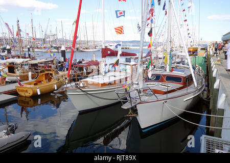 Hobart, Tasmania, Australia, 8 feb 2019. Centinaia di navi in legno si sono riuniti a Constitution Dock tenetevi pronti per i festeggiamenti. Il 2019 Australian Imbarcazione in legno Festival celebra la corrente e storico e della costruzione navale è uno del mondo più attesi eventi marittima. Credito: Suzanne lunghe/Alamy Live News Foto Stock