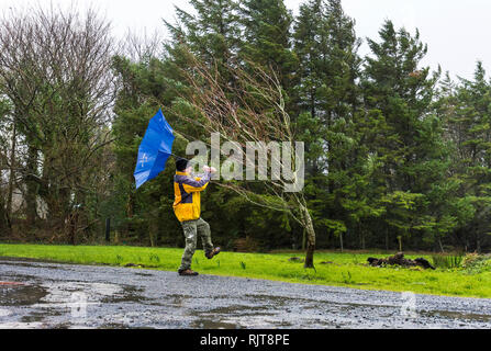 Ardara, County Donegal, Irlanda. 8 febbraio 2019. Un uomo lotte con un ombrello come tempesta Erik arriva sulla costa nord-ovest. Credito: Richard Wayman/Alamy Live News Foto Stock