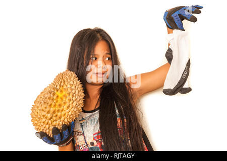 Attraente giovane donna asiatica tenendo in mano più famoso di frutta tropicale Durian noto per il suo insopportabile odore di calzini non lavati o sudore Foto Stock