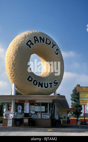 Inglewood, Los Angeles, California, USA, presenta un'enorme scultura di ciambelle in cima al fast food Randy's Donuts Foto Stock