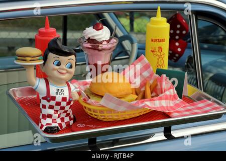 Los Angeles, CA / STATI UNITI D'AMERICA - Ott. 23, 2016: un classico di Bob Big Boy car hop vassoio è raffigurato sul finestrino di un'auto d'epoca. Foto Stock