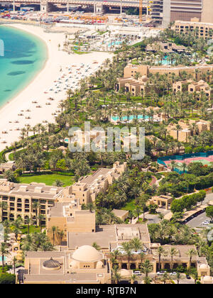 Costa di spiaggia con piscina aperta hotel in Dubai. Vista dall'altezza. Foto Stock