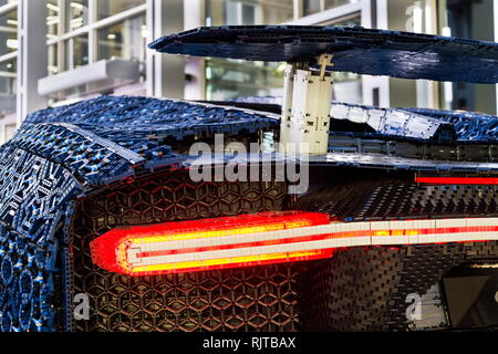 Praga, Repubblica Ceca - 6 gennaio 2019: Bugatti Chiron full-size modello dai mattoncini Lego sorge su 6 Gennaio 2019 a Praga, Repubblica Ceca. Foto Stock