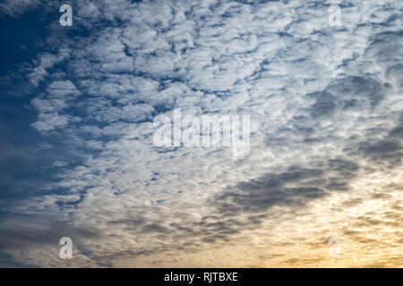 Cielo azzurro sfondo con piccolissima parentesi nuvole in serata. Cancellazione di giorno e buon tempo ventoso Foto Stock