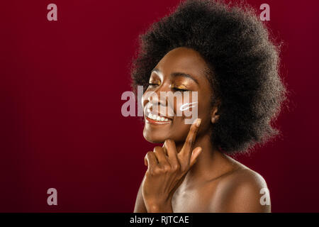 Positivo Allegra donna felice chiudendo gli occhi Foto Stock