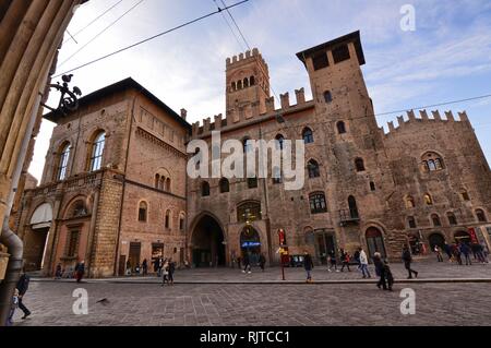 Bologna, Emilia Romagna, Italia. Dicembre 2018. Piazza Maggiore dal lato di Palazzo Re Enzo. Foto Stock