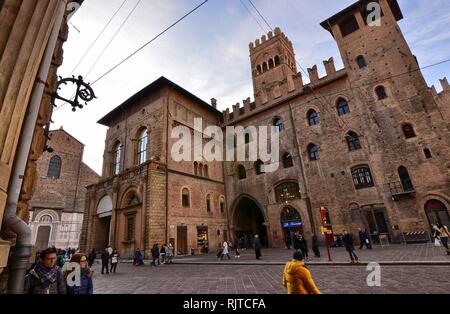 Bologna, Emilia Romagna, Italia. Dicembre 2018. Piazza Maggiore dal lato di Palazzo Re Enzo. Foto Stock