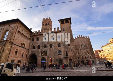 Bologna, Emilia Romagna, Italia. Dicembre 2018. Piazza Maggiore dal lato di Palazzo Re Enzo. Foto Stock