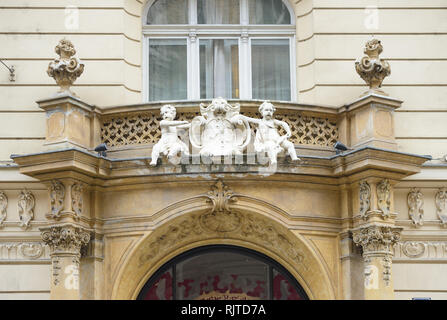 Close-up di decorate parte inferiore al centro della facciata del vecchio e storico neo-barocco edificio del XIX secolo sulla Porici (alla spiaggia) Street 7 in pra Foto Stock