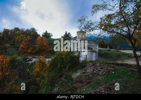 Agia Paraskevi chiesa in Trikala in un autunno e sfondo nuvoloso Foto Stock