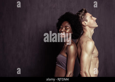 Felice donna allegra chiudendo gli occhi dalla felicità Foto Stock