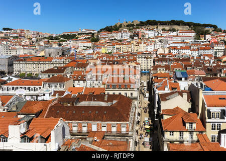 La città di Lisbona dall'alto. Tetti di tegole antiche coprire la città. Il centro storico della capitale del Portogallo. Foto Stock